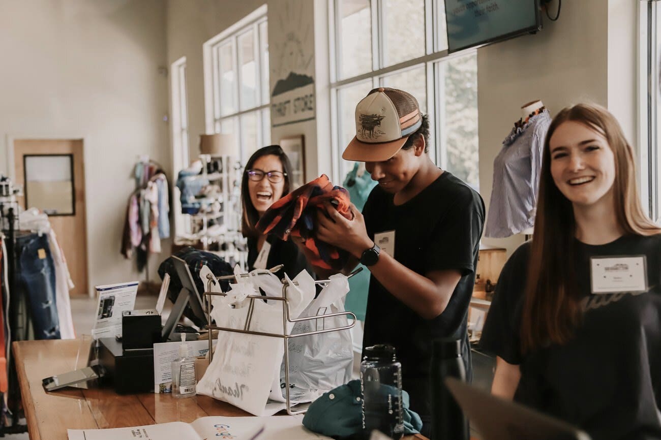 Alumni 11 people helping bag
